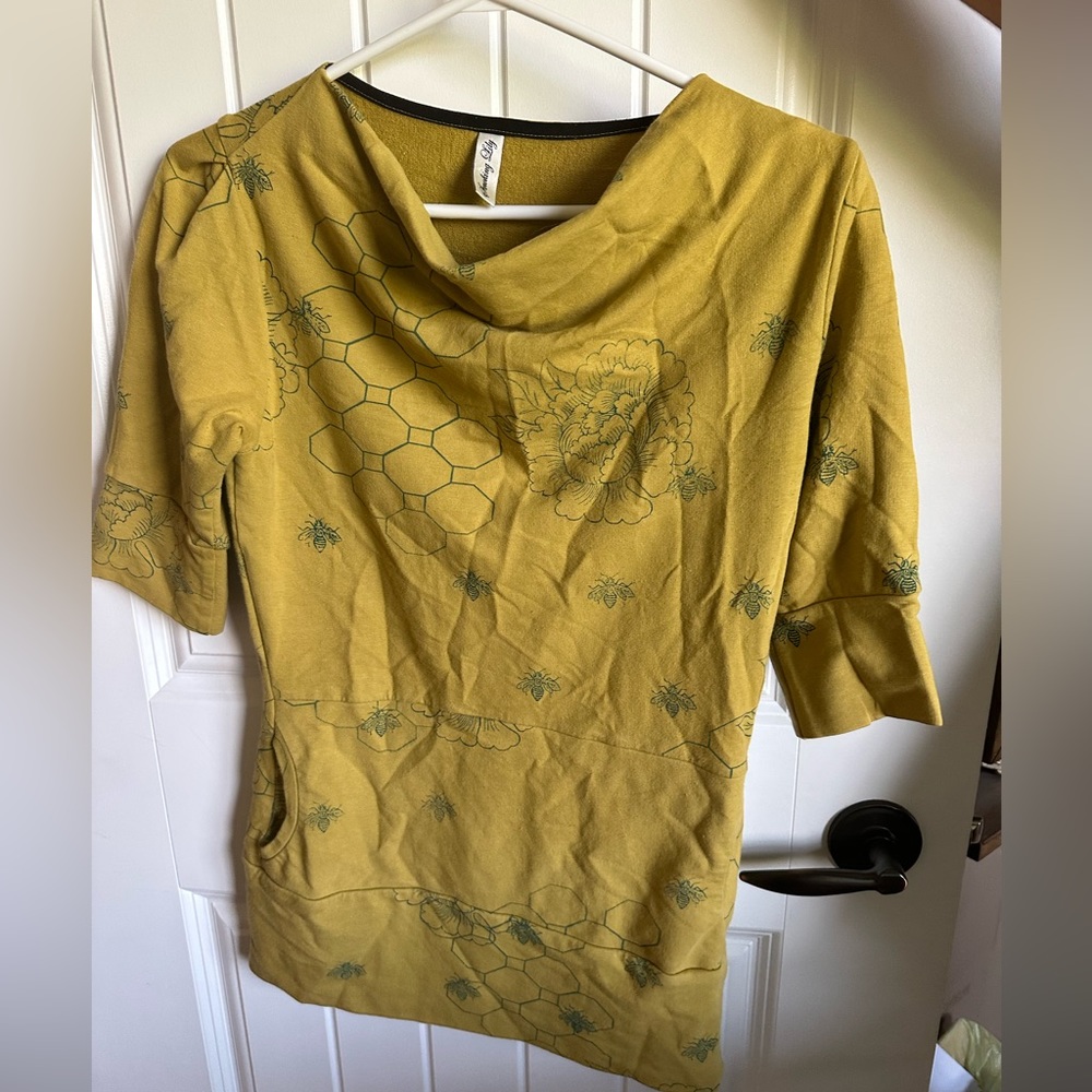 I love yellow!!! But it’s too small for me. Has pockets.